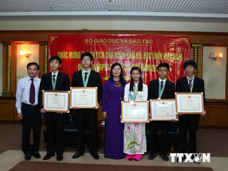 Bà Nguyễn Thị Nghĩa, Thứ trưởng Bộ Giáo dục và Đào tạo trao Bằng khen cho các học sinh đoạt giải tại kỳ thi Olympic Vật lý quốc tế.